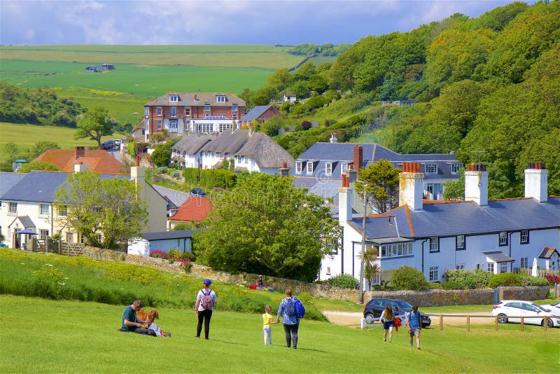 Village de crique de Lulworth dans la c?te jurassique, Dorset R-U photographie stock Village de crique de Lulworth dans la c?te jurassique, Dorset R-U photographie stock