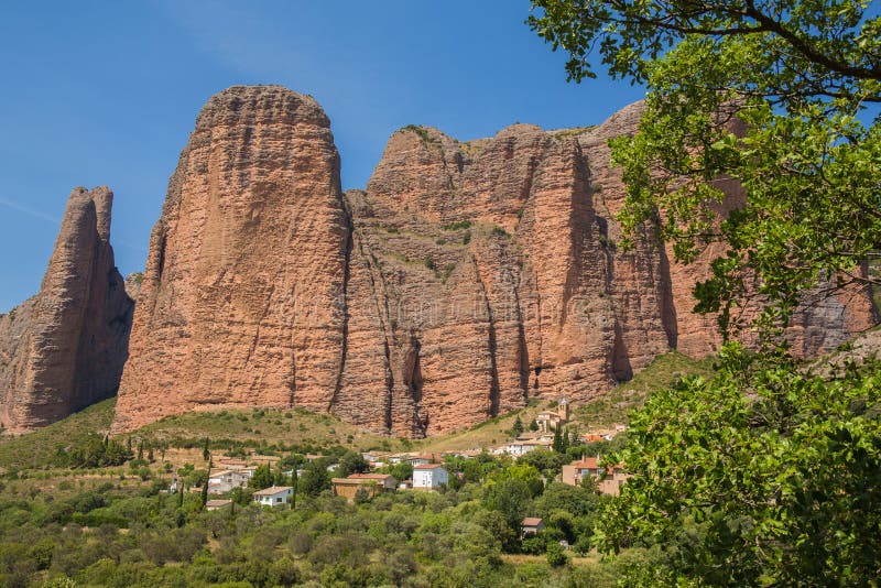 Village de Mallos de Riglos et montagne de roche photo libre de droits Village de Mallos de Riglos et montagne de roche photo libre de droits