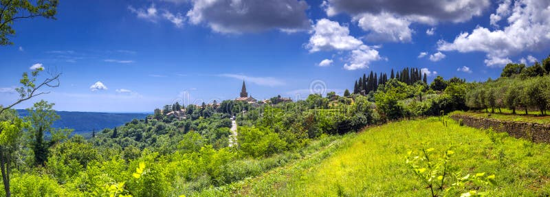 Village de montagne Groznjan, Istria, Croatie photographie stock Village de montagne Groznjan, Istria, Croatie photographie stock