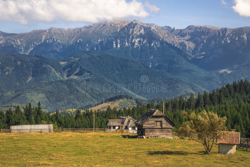 Village de montagne - montagnes carpathiennes photographie stock libre de droits Village de montagne - montagnes carpathiennes photographie stock libre de droits