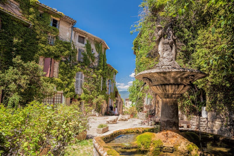 Village de Saignon avec la fontaine dans le Luberon, Provence, France image stock Village de Saignon avec la fontaine dans le Luberon, Provence, France image stock