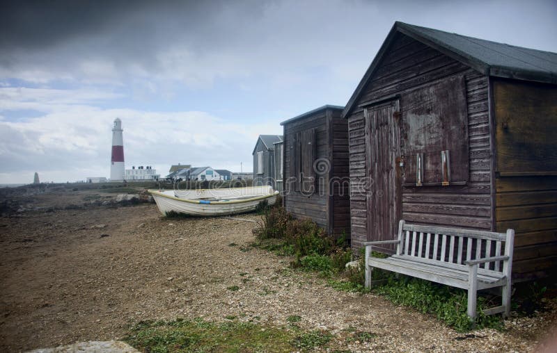 I file assegnazione capanna nei pressi del villaggio di pescatori a dorset, londra con il bianco panchina bianco e pesca in barca.