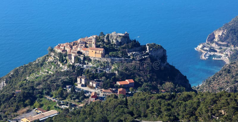 Village la Côte d'Azur d'Eze, ` Azur, côte méditerranéenne de CÃ'te d, Eze, Saint Tropez, Cannes et le Monaco L'eau bleue et yach photos stock Village la Côte d'Azur d'Eze, ` Azur, côte méditerranéenne de CÃ'te d, Eze, Saint Tropez, Cannes et le Monaco L'eau bleue et yach photos stock