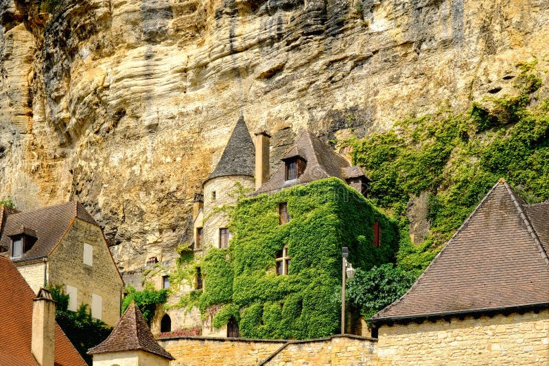 Village La Roque Gageac, Frankrijk Het woonhuis van Picturesque in het dorp onder rotsen
