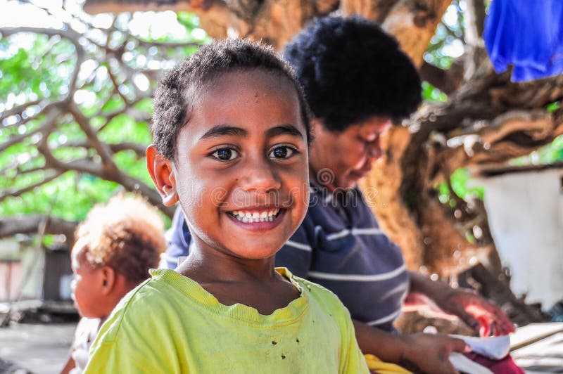 Village local d'enfant en Mana Island, Fidji
