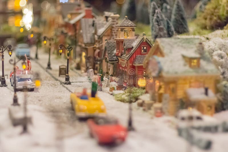 Village miniature de Noël, monde de Noël avec la neige, les gens, photographie stock Village miniature de Noël, monde de Noël avec la neige, les gens, photographie stock