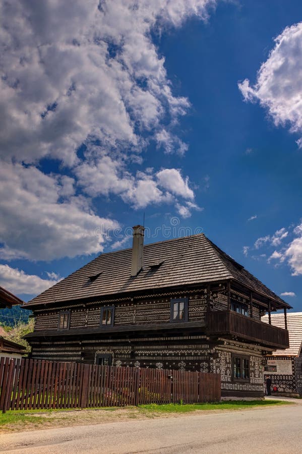 Obec se starými dřevěnicemi na Slovensku obec Čičmany