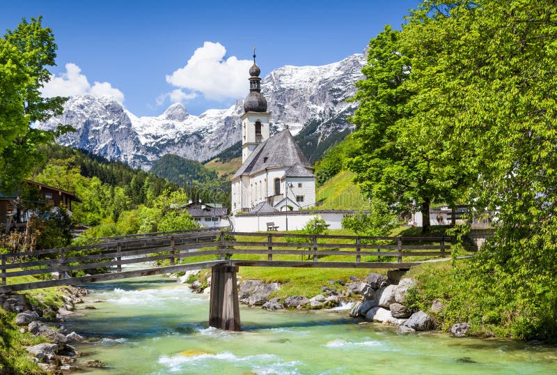 Escénico montana en bávaros Alpes famoso parroquial iglesia de en municipio de, países, superior Baviera, alemania.