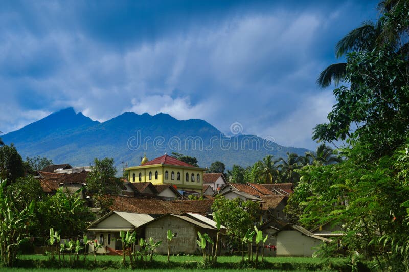 A village in Tasikmalaya Regency with a view of Mount Galunggung. photo taken on Sunday 27 February 2022