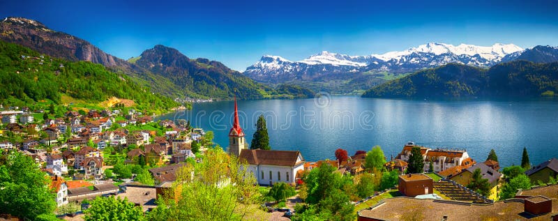 Village Weggis et luzerne de lac entourée par les Alpes suisses