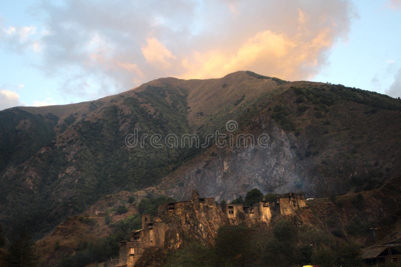 Villaggio ad alba, Georgia di Shatili fotografia stock libera da diritti Villaggio ad alba, Georgia di Shatili fotografia stock libera da diritti