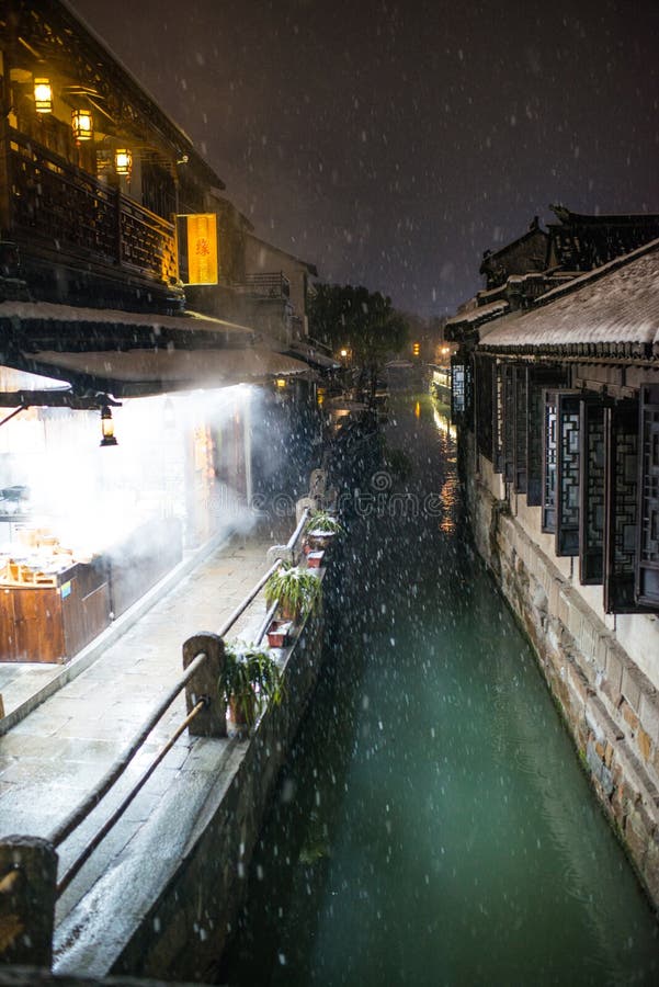 Villaggio antico calmo nello scuro della neve, zhouzhuang, Suzhou della città dell'acqua della Cina fotografia stock Villaggio antico calmo nello scuro della neve, zhouzhuang, Suzhou della città dell'acqua della Cina fotografia stock