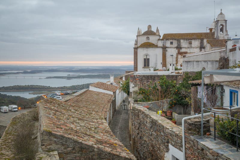 Villaggio, chiesa e lago Alqueva, in Monsaraz immagine stock libera da diritti Villaggio, chiesa e lago Alqueva, in Monsaraz immagine stock libera da diritti