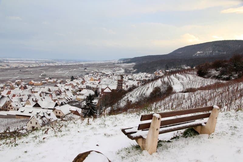 Villaggio dell'Alsazia nella vigna nell'inverno immagini stock libere da diritti Villaggio dell'Alsazia nella vigna nell'inverno immagini stock libere da diritti