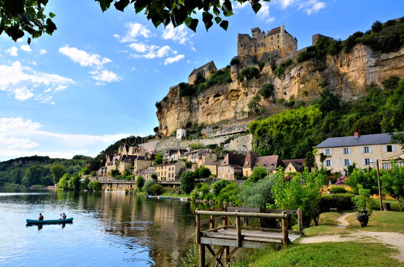 Villaggio di Beynac et di Cazenac con le riflessioni la Dordogna, Francia