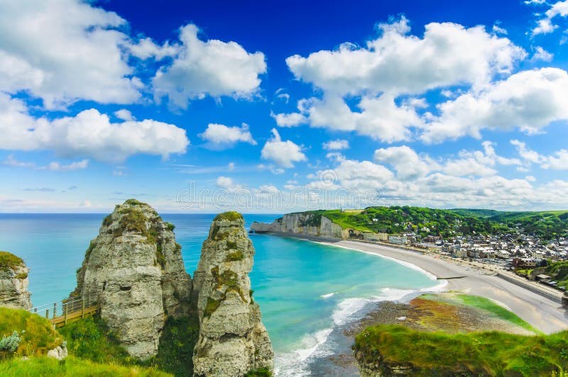 Villaggio di Etretat. Vista aerea dalla scogliera. La Normandia, Francia. immagini stock Villaggio di Etretat. Vista aerea dalla scogliera. La Normandia, Francia. immagini stock