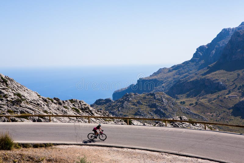 Villaggio di pietra tradizionale di Deia in montagna Spagna balearica di Maiorca Tramuntana Bello villaggio in Mallorca Deia fotografie stock libere da diritti Villaggio di pietra tradizionale di Deia in montagna Spagna balearica di Maiorca Tramuntana Bello villaggio in Mallorca Deia fotografie stock libere da diritti