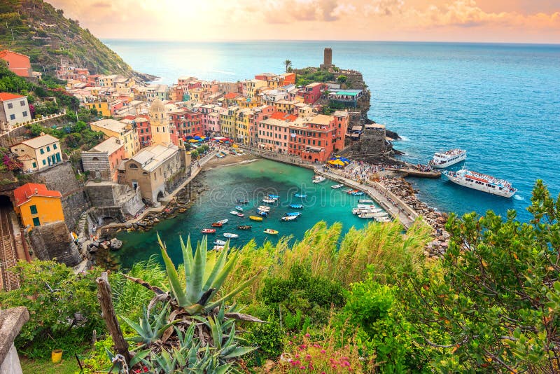 Villaggio di Vernazza ed alba sbalorditiva, Cinque Terre, Italia, Europa