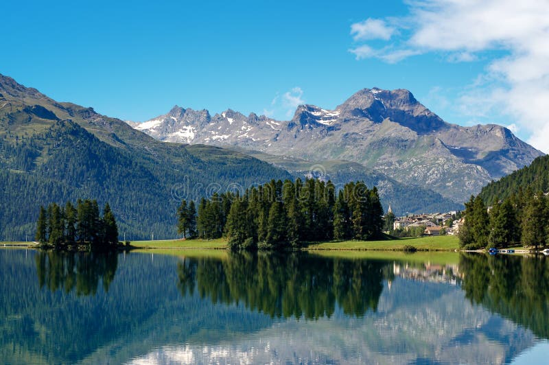 Villaggio e lago Silvaplana - Alpi svizzere di Maloja fotografia stock libera da diritti Villaggio e lago Silvaplana - Alpi svizzere di Maloja fotografia stock libera da diritti