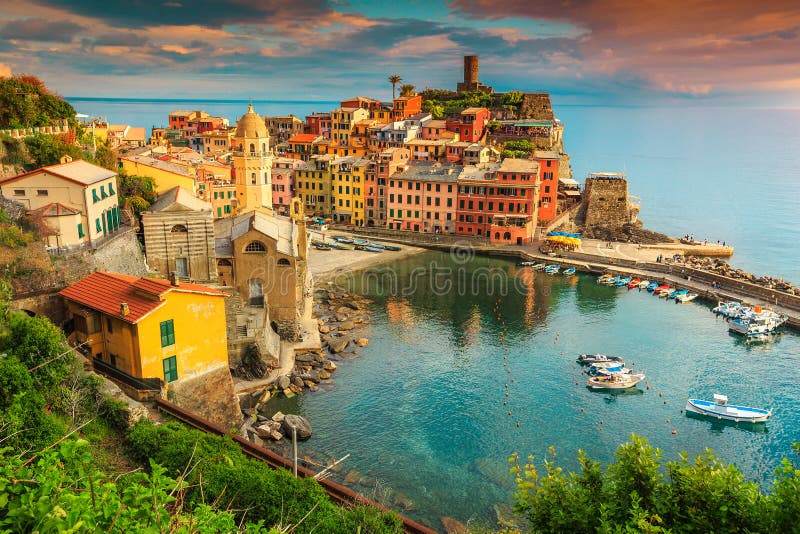 Villaggio fantastico con il tramonto variopinto, Cinque Terre, Italia, Europa di Vernazza