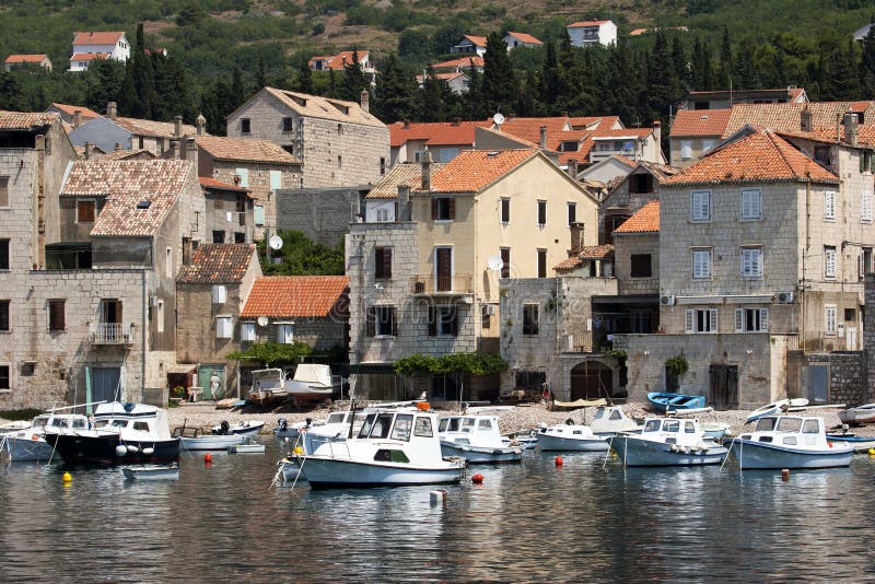 Villaggio Komiza del pescatore sull'isola di forza in Croazia fotografie stock Villaggio Komiza del pescatore sull'isola di forza in Croazia fotografie stock