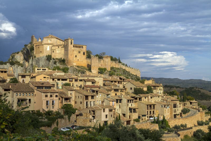 Villaggio medievale antico del castello del ` s del cavaliere di Alquezar, provincia di Huesca, l'Aragona fotografia stock libera da diritti Villaggio medievale antico del castello del ` s del cavaliere di Alquezar, provincia di Huesca, l'Aragona fotografia stock libera da diritti