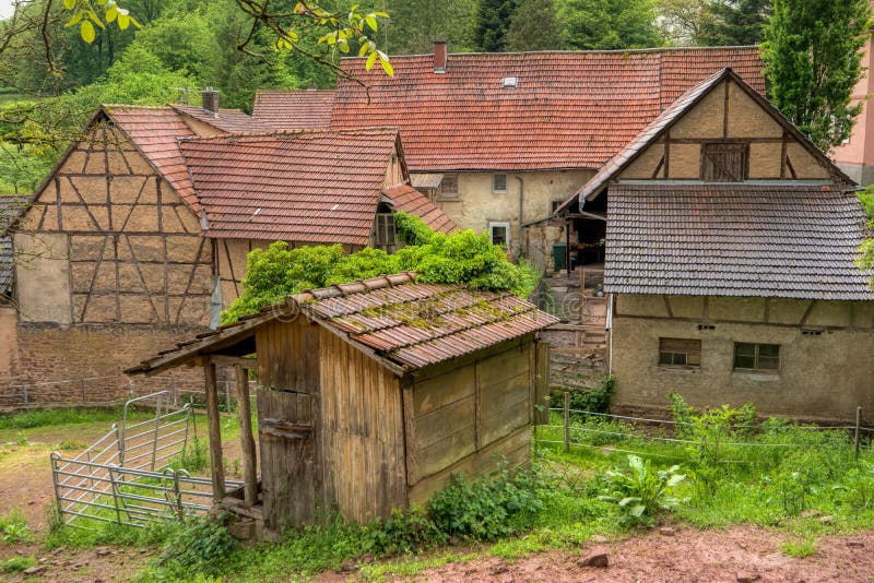 Villaggio Neckarkatzenbach sulla traccia di escursione interurbana Neckarsteig immagini stock Villaggio Neckarkatzenbach sulla traccia di escursione interurbana Neckarsteig immagini stock