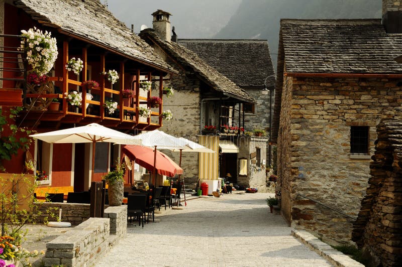 Villaggio tipico nelle alpi svizzere