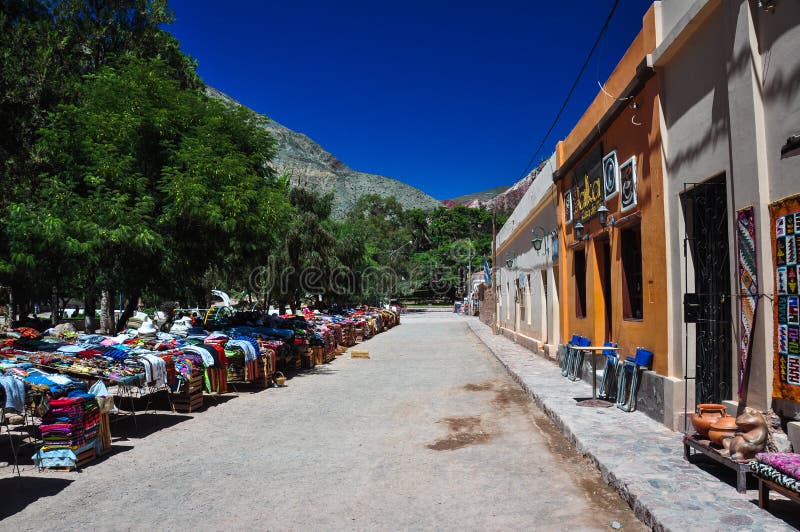 Villaggio variopinto e mercato di Purmamarca, Argentina fotografia stock libera da diritti Villaggio variopinto e mercato di Purmamarca, Argentina fotografia stock libera da diritti