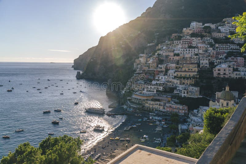 Villas dans la fin de Positano, ville à la mer tyrrhénienne, la côte d'Amalfi, le concept de l'Italie, de l'hôtel et de la pensio photo libre de droits Villas dans la fin de Positano, ville à la mer tyrrhénienne, la côte d'Amalfi, le concept de l'Italie, de l'hôtel et de la pensio photo libre de droits