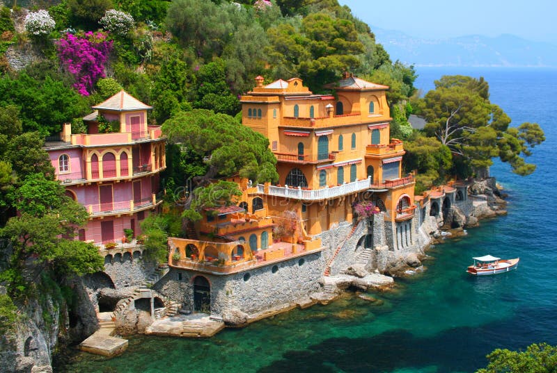 Villas De Bord De La Mer En Italie Photo stock - Image du villa