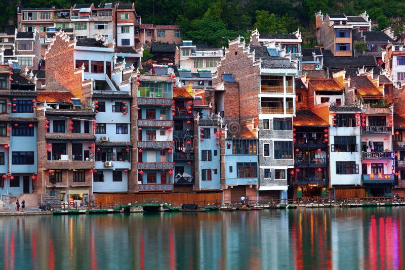 Ville antique de Zhenyuan sur la rivière de Wuyang dans la province de Guizhou, Chine photo stock Ville antique de Zhenyuan sur la rivière de Wuyang dans la province de Guizhou, Chine photo stock