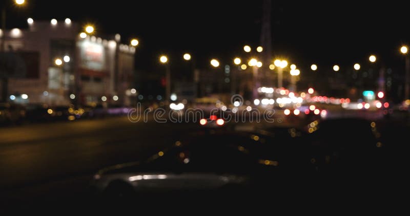 Ville au fond de nuit avec les voitures mobiles Hors focale le fond avec la ville unfocused trouble s'allume