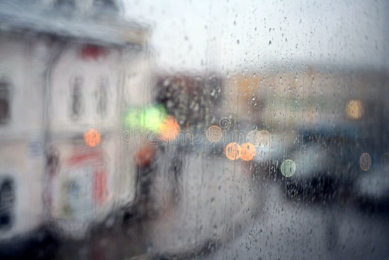 Ville brouillée par pluie de fenêtre image stock Ville brouillée par pluie de fenêtre image stock