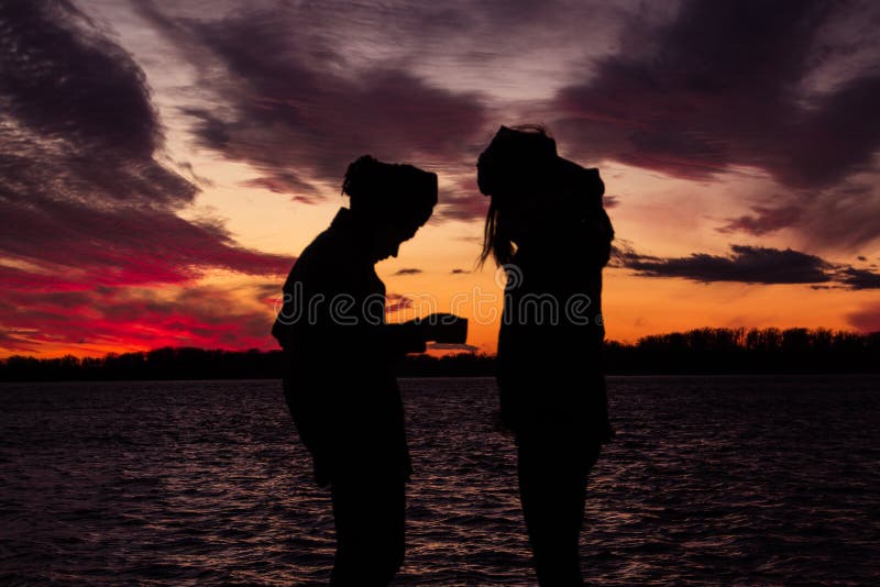 Ville bédouine de coucher du soleil de ciel rouge photo stock Ville bédouine de coucher du soleil de ciel rouge photo stock