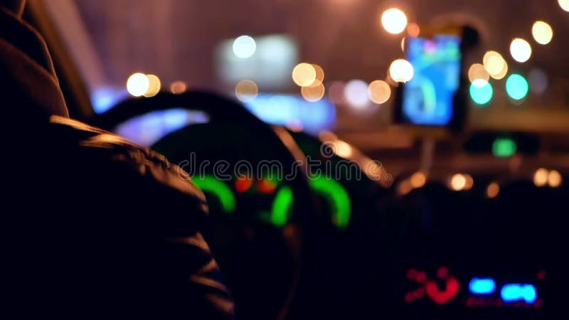 Ville conduisant la nuit de taxi