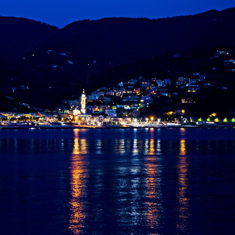 Ville côtière de Moneglia, Cinque Terre par nuit photos stock Ville côtière de Moneglia, Cinque Terre par nuit photos stock