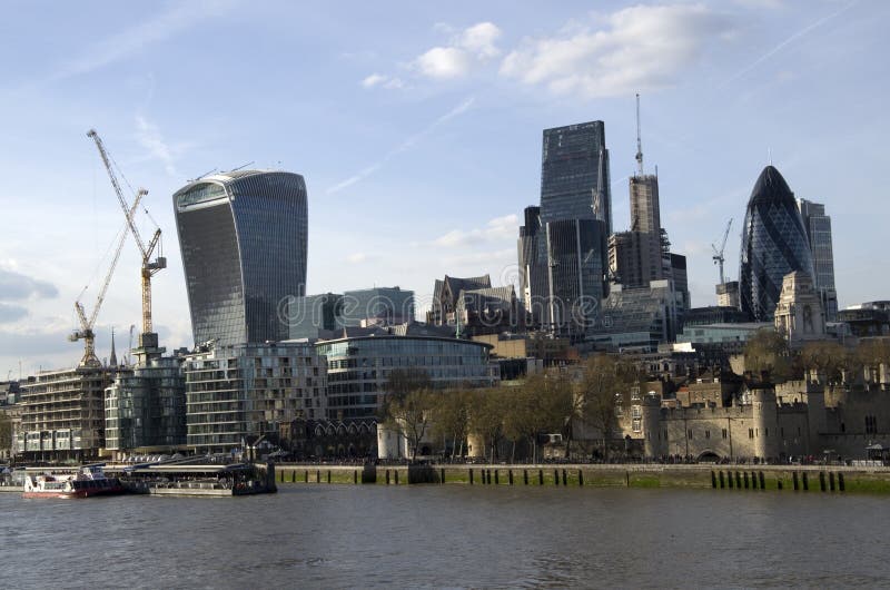 Ville d'horizon de Londres avec les nouveaux bâtiments images stock Ville d'horizon de Londres avec les nouveaux bâtiments images stock