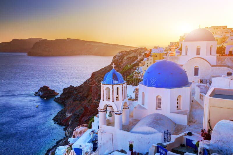Ville d'Oia sur l'île de Santorini, Grèce au coucher du soleil Roches sur la mer Égée image libre de droits Ville d'Oia sur l'île de Santorini, Grèce au coucher du soleil Roches sur la mer Égée image libre de droits