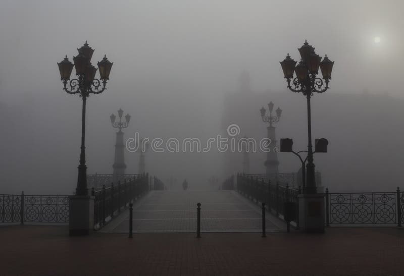 Ville dans le brouillard image libre de droits Ville dans le brouillard image libre de droits