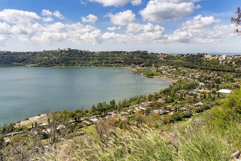 Ville de Castel Gandolfo situ?e pr?s du lac Albano, Latium, Italie photos stock Ville de Castel Gandolfo situ?e pr?s du lac Albano, Latium, Italie photos stock