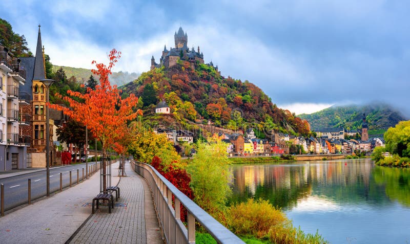 Ville de Cochem aux couleurs de l'automne, vallée de la Moselle, Allemagne photo stock Ville de Cochem aux couleurs de l'automne, vallée de la Moselle, Allemagne photo stock