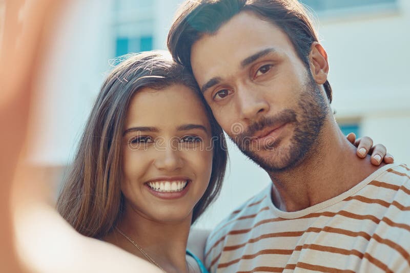 Ville de couple et selfie avec portrait sourire et visage pour l'aventure lien et amour ensemble. jeune homme photographie stock