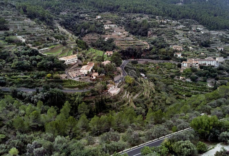 Ville de Hillside Banyalbufar sur la côte ouest de Majorque l'espagne image stock Ville de Hillside Banyalbufar sur la côte ouest de Majorque l'espagne image stock