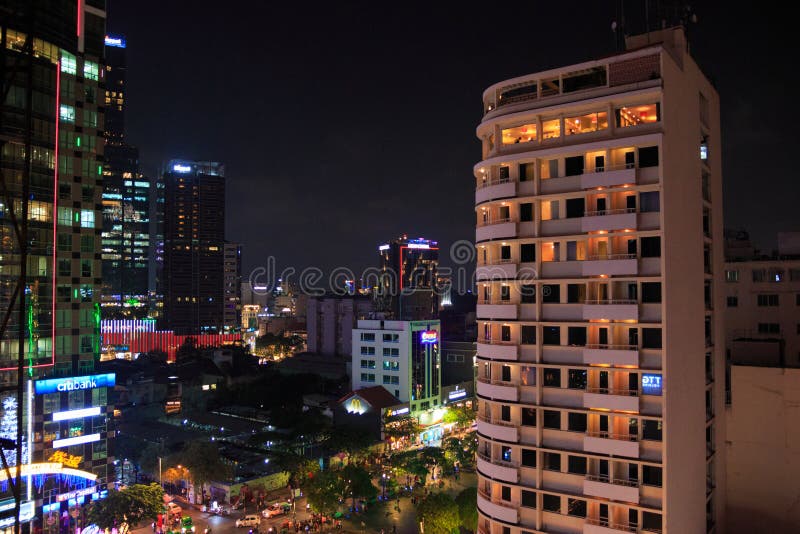 Ville de Ho Chi Minh, Vietnam - d?cembre 2018 : paysage urbain avec la rue de marche, le haut b?timent, l'enseigne au n?on et les photo stock Ville de Ho Chi Minh, Vietnam - d?cembre 2018 : paysage urbain avec la rue de marche, le haut b?timent, l'enseigne au n?on et les photo stock
