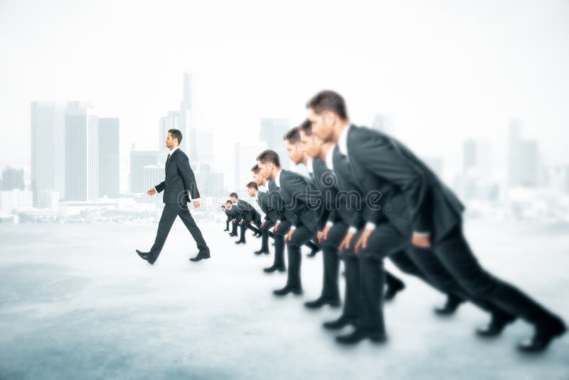 Ville de marche d'homme d'affaires de concurrence image stock Ville de marche d'homme d'affaires de concurrence image stock