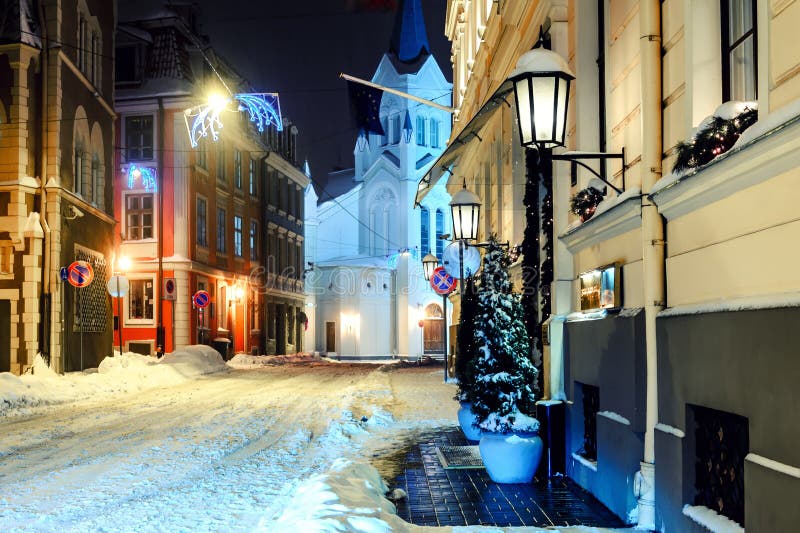 Ville de nuit en hiver photo stock Ville de nuit en hiver photo stock