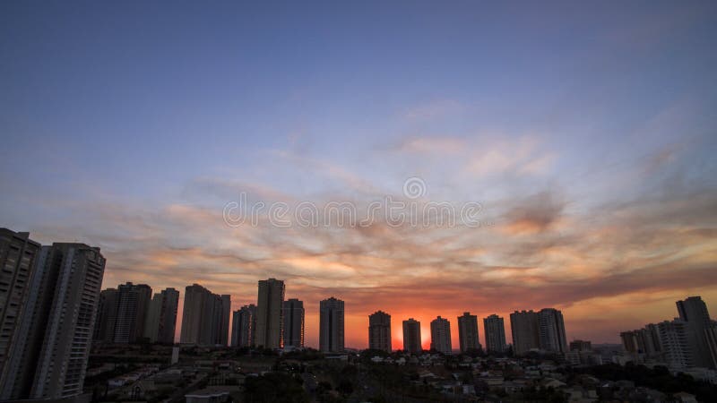 Ville de Ribeirao Preto à Sao Paulo, Brésil Région de Joao Fiusa Avenue dans le jour de coucher du soleil photos stock Ville de Ribeirao Preto à Sao Paulo, Brésil Région de Joao Fiusa Avenue dans le jour de coucher du soleil photos stock