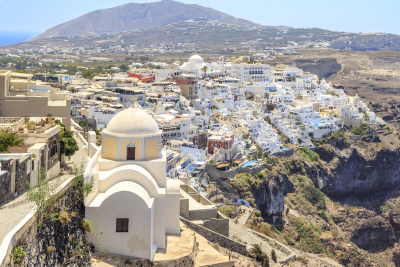 Ville de Thira avec l'église de St Stylianos pendant la journée dans Santorini photos stock Ville de Thira avec l'église de St Stylianos pendant la journée dans Santorini photos stock