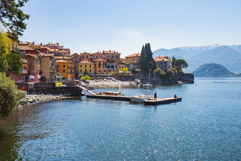 Ville de Varenna sur le lac Como à Milan, Italie photo stock Ville de Varenna sur le lac Como à Milan, Italie photo stock